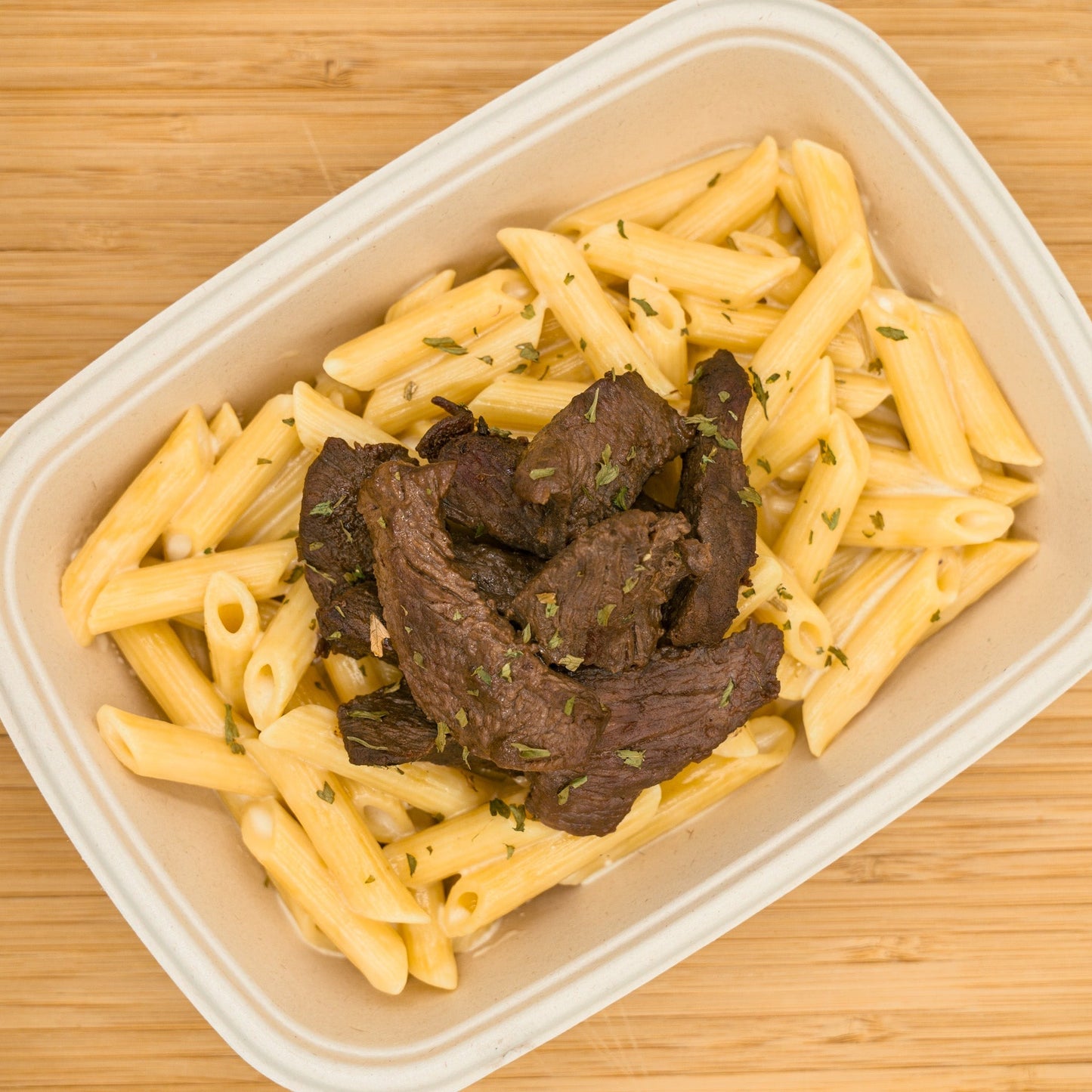 Carne grelhada com penne